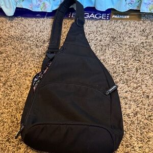 NWOT Vera Bradley Black Messenger Bag